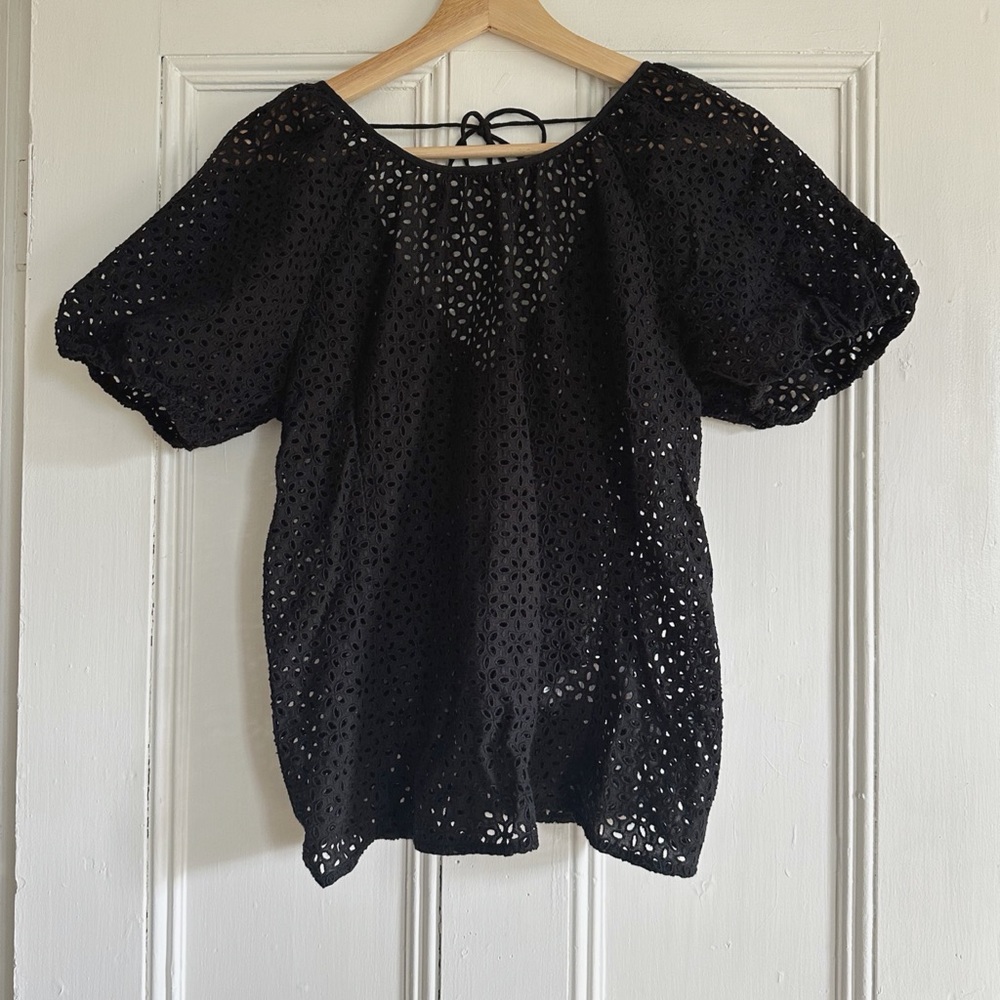 V-back puff-sleeve eyelet top in Black.
Size 6 - Picture 4 of 6